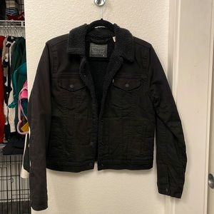 Levi’s women’s medium black Sherpa lined trucker jean jacket